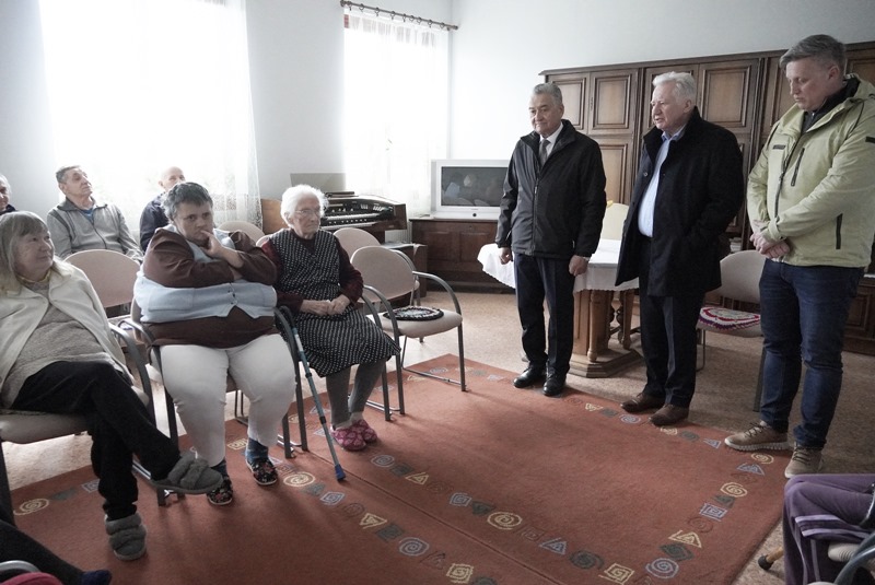 Ezt követően a vendégek találkoztak a református egyház által fenntartott beregszászi szeretetotthon idős lakóival és dolgozóival, a nap folyamán pedig Nagydobronyba, illetve Őrdarmára látogattak el, ahol eszmecserét folytattak a kárpátaljai gazdatársadalom képviselőivel.