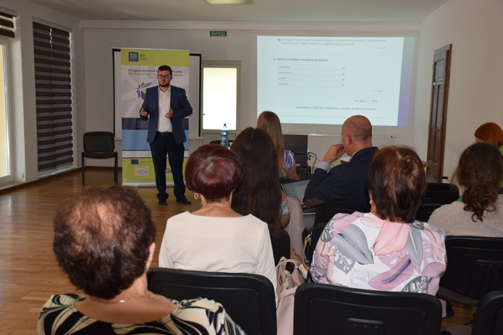 Tóth Attila adjunktus (II. Rákóczi Ferenc Kárpátaljai Magyar Főiskola Földtudományi és Turizmus Tanszék) előadásában bemutatta, hogy miként férhetünk hozzá ahhoz a világhálón bárki számára fellelhető tananyaghoz, amelyik a modern turisztikai alapismereteket tartalmazza. Fotó: Kárpátinfo/Kovács Elemér