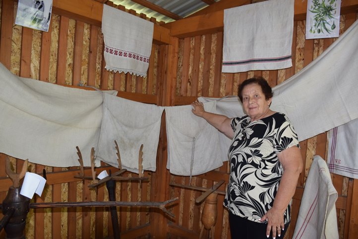 Ötvös Ida, a helyi tájház irányítója arra hívta fel a figyelmet, hogy bár a kenderfeldolgozás a Kárpát-medence szinte valamennyi településén fontos dolognak számított, Visk ebből a szempontból is különleges helyet foglal el.  Fotó: Kárpátinfo/Kovács Elemér