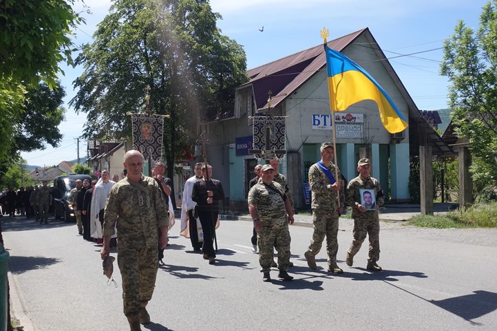Kárpátalján utolsó útjára kísérték Volodimir Paszer elesett honvédet. A 41 éves katona 2014 óta védte Ukrajnát. Fotó: Munkácsi Görögkatolikus Egyházmegye Facebook-oldala