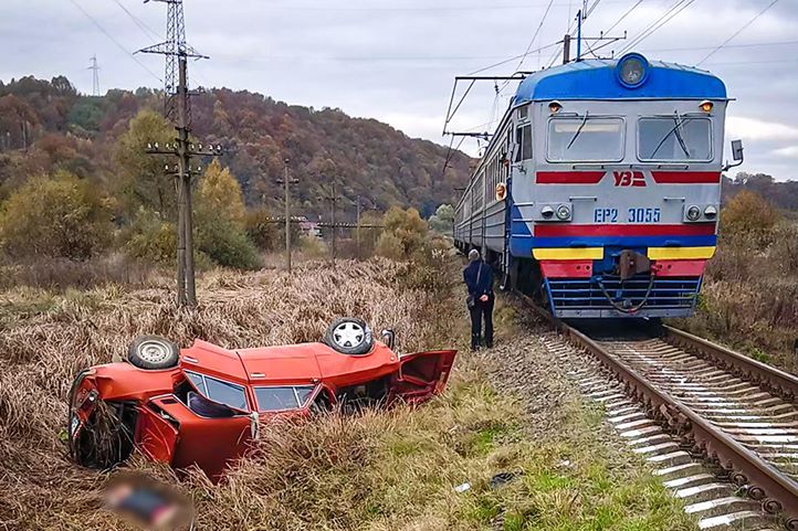 Kárpátalján egy VAZ-2101-es személygépkocsi 70 éves sofőrje életét vesztette a  Munkács-Szjanki útvonalon közlekedő vonattal történt ütközés következtében. Fotó: DSZNSZ