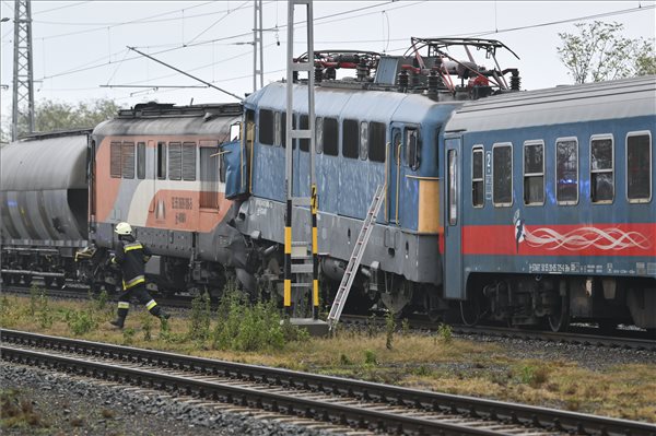 Ütközésben összeroncsolódott vasúti járművek a Hajdú-Bihar vármegyei Sáp vasútállomásán 2023. november 15-én. A hajnali órákban egy tehervonat eddig tisztázatlan okból nem vette figyelembe a számára a behaladást tiltó jelzést és nekiütközött az állomáson várakozó, Biharkeresztesről Püspökladányba tartó személyvonatnak. A balesetben mindkét mozdonyvezető, a jegyvizsgáló, illetve a vonaton tartózkodó öt utasból négyen megsérültek. MTI/Czeglédi Zsolt