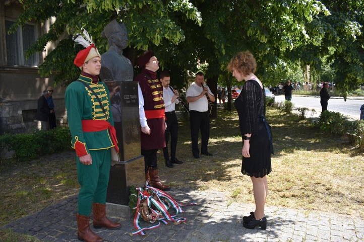 Csöndes főhajtás Esze Tamás beregszászi mellszobránál, Fotó: Kárpátinfo/Kovács Elemér