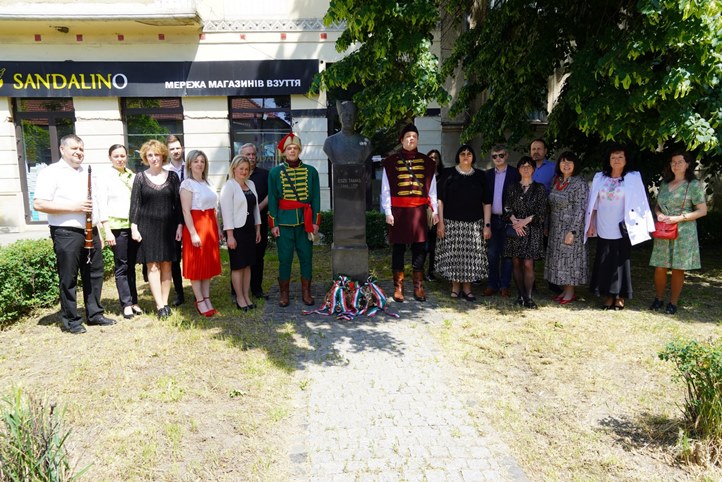 Csöndes főhajtás Esze Tamás beregszászi mellszobránál, Fotó: Kárpátinfo/Kovács Elemér