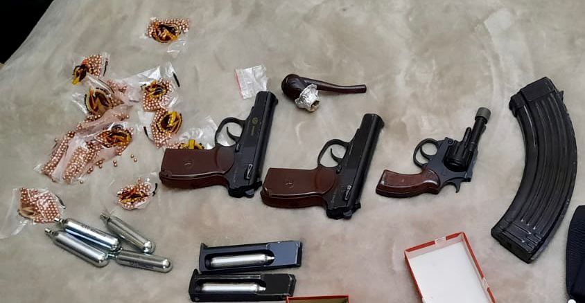 A kárpátaljai rendfenntartók őrizetbe vettek két munkácsi lakost, akik pénzt akartak kizsarolni egy egy helyi lakostól. (Fotó: Nemzeti Rendőrség)