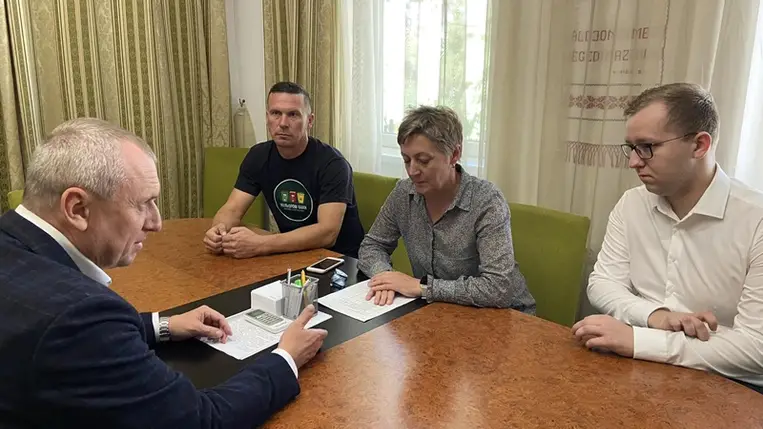 A Beregszászi kistérség iskolái több tonna nyomtatópapír és írószer adományt kaptak.
