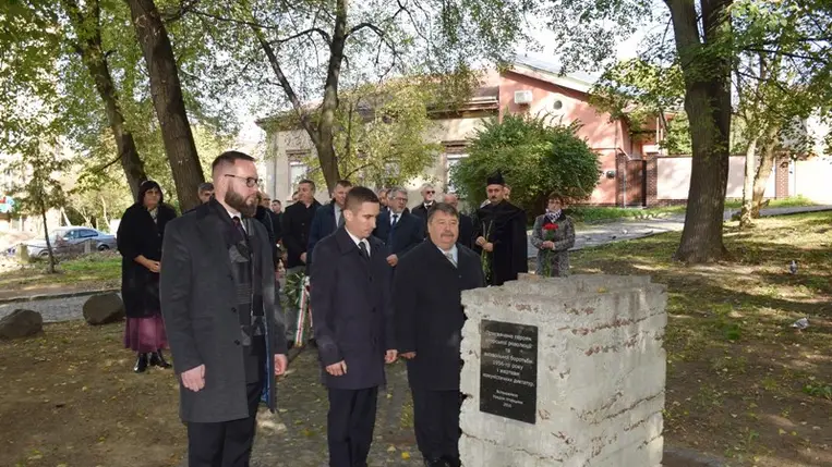 Főhajtás ’56 hősei előtt Ungváron. Fotó: Kovács Elemér