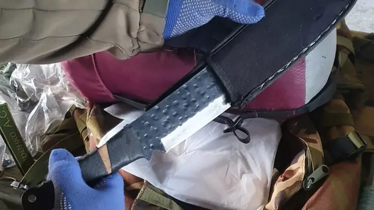 AK-74-es gépkarabély alkatrészt és lőszert találtak egy nőnél haranglábi határátkelőn