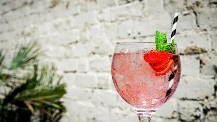 Szőlőből készíthetnek zöld és a pink gint hazánkban