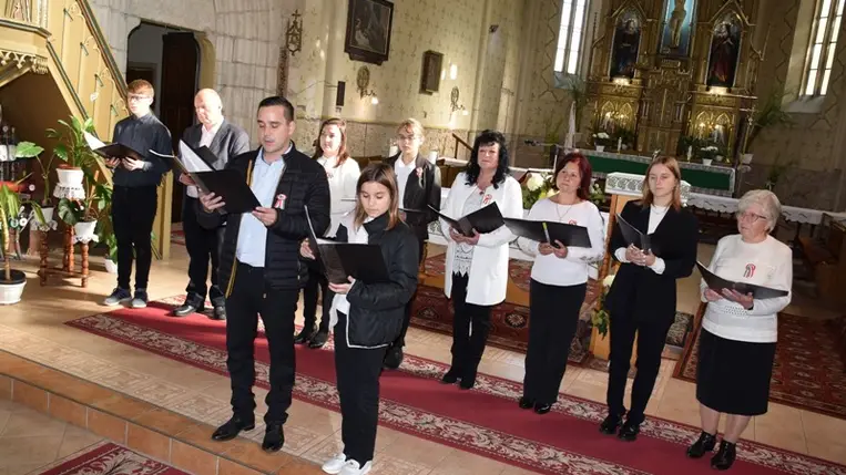 Zenés-irodalmi megemlékezés a beregszászi római katolikus templomban. (Fotó: Kovács Elemér)