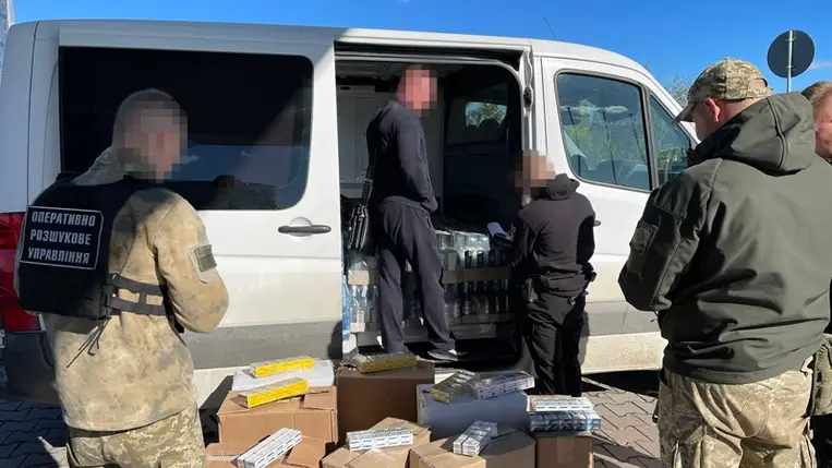 Ukrán zárjegy nélküli dohánytermékkel megrakott kisbusz Nagyszőlősnél