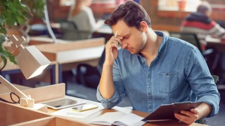 15 jel, amely pajzsmirigyproblémára utal