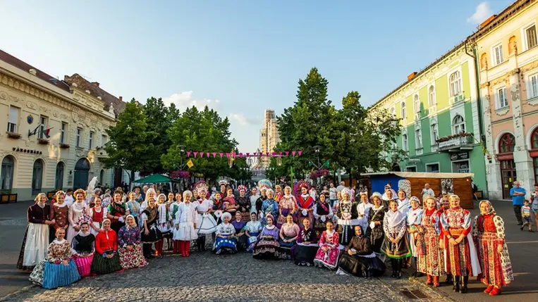 Kárpát-medencei „menyekezői” viselet-bemutató Kolozsváron