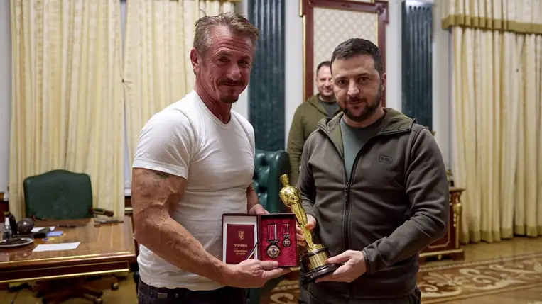 Kijevbe látogatott Sean Penn, Oscar-díját pedig a "háború végéig" otthagyta