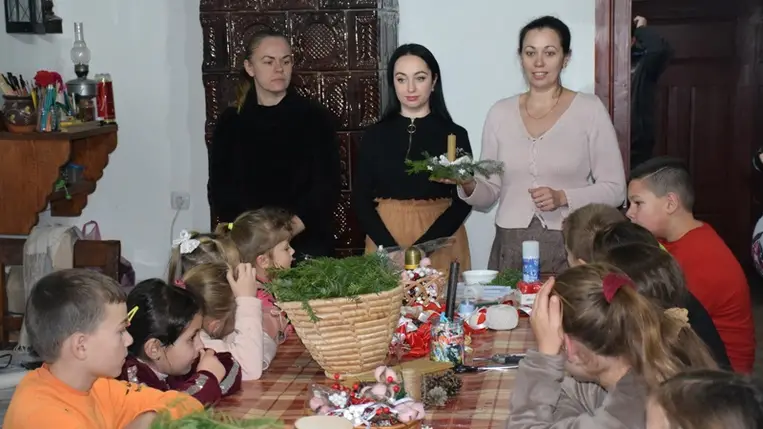Karácsonyi asztaldíszek készültek a Nagyberegi Tájházban. Fotó: Kovács Erzsébet