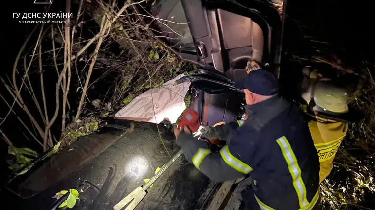 Kárpátalján hegyi folyóba csapódott egy autó. Fotó: DSZNSZ