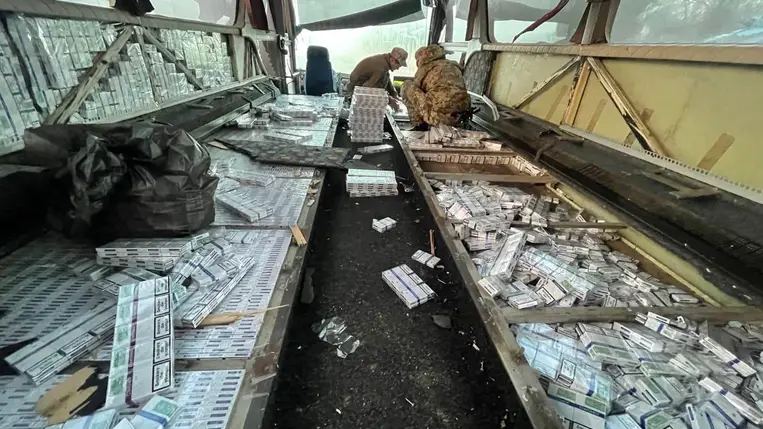 Több mint 150 ezer doboz cigarettát akart átvinni az asztélyi határon. Fotó: Kárpátaljai Vámhivatal