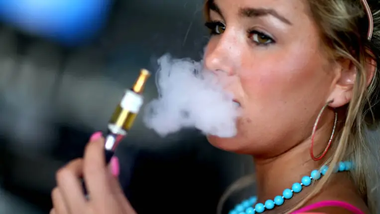 Szétroncsolja a fiatalok ereit az e-cigaretta