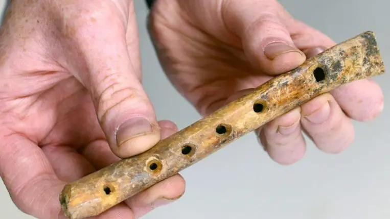 Ezt a ritka csontfurulyát egy birka sípcsontjából készítették