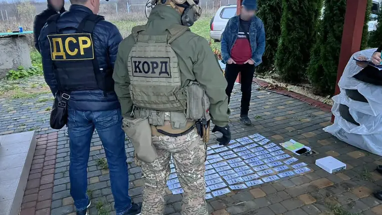 Kárpátaljára humanitárius segélyként behozott gépkocsikat értékesített. (Fotó: Kárpátaljai Rendőrség)