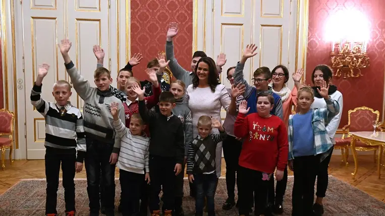 Kárpátaljai gyerekeket fogadott a Sándor-palotában Novák Katalin