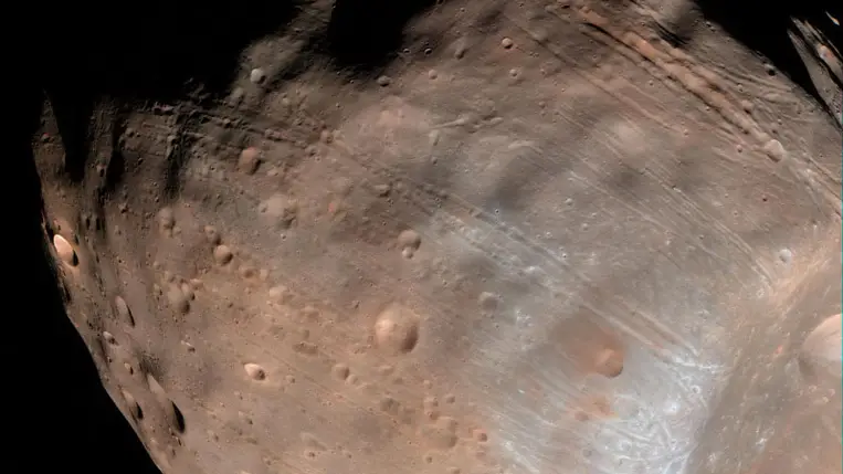 Ismeretlen eredetű szerkezet rejtőzik a Mars holdjának mélyén