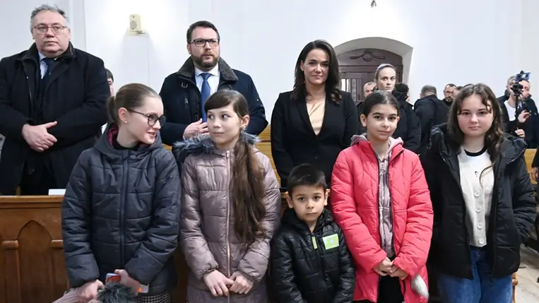 Novák Katalin köztársasági elnök (k) a Beregszászi Református Templomban tartott istentiszteleten 2022. november 27-én. MTI/Bruzák Noémi 