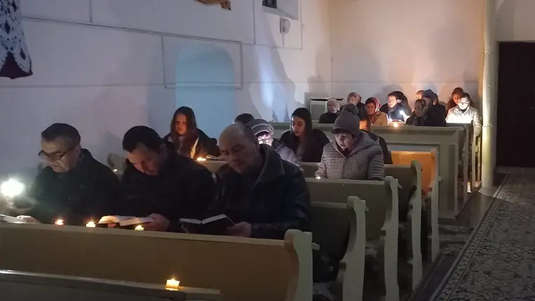 Maradj velünk a hosszú éjszakákon, Uram, és világíts nekünk ígéreteiddel!