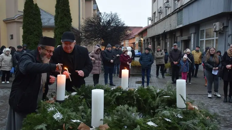 A Beregszász főterén álló adventi koszorún meggyújtották a harmadik gyertyát. 