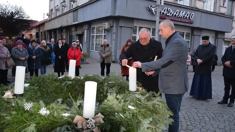 Beregszász: az adventi koszorún meggyújtották a második gyertyát