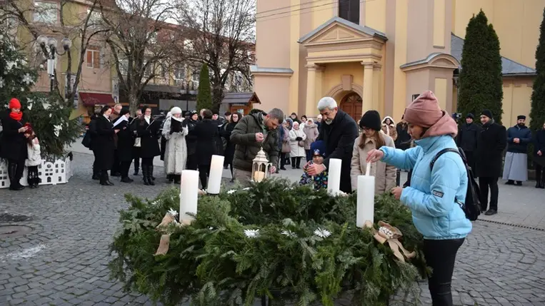 Meggyújtották az adventi koszorú negyedik gyertyáját