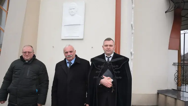 Beregardó központjában álló római katolikus templom falán felavatták a mártírhalált halt Haklik Sándor esperes emléktábláját.