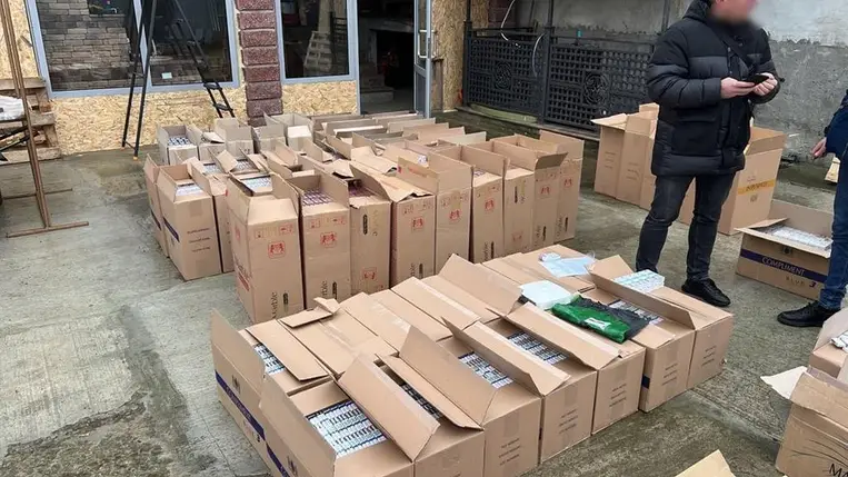 Kárpátalján csaknem 80 láda cigarettát találtak egy családi házban