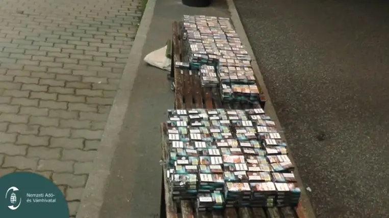 A NAV munkatársai Tiszabecsnél csaknem egymillió forintot érő cigarettát találtak egy autóban.