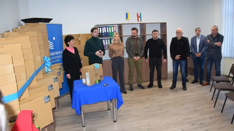 Magyar Levente kárpátaljai látogatásán 100 laptopot adott át a Beregvidéki kistérség magyar, illetve ukrán nyelvű tanintézményeinek