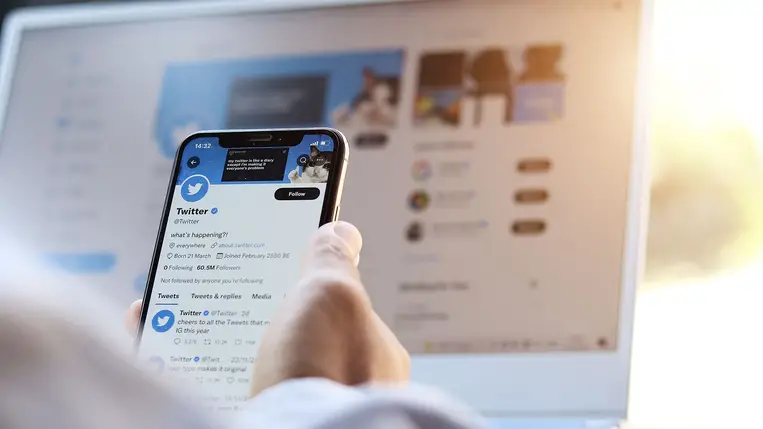 X (Twitter) közösségi oldal. Illusztráció