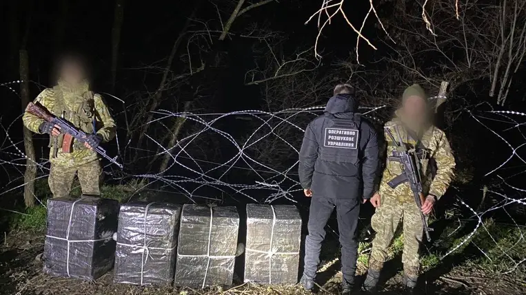 A csempészek 5800 csomag jövedéki bélyeg nélküli cigarettát terveztek Romániába szállítani. Fotó: Ukrán Állami Határszolgálat