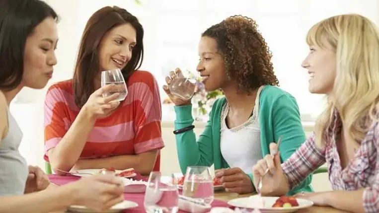 Tényleg nem ihatunk evés közben?