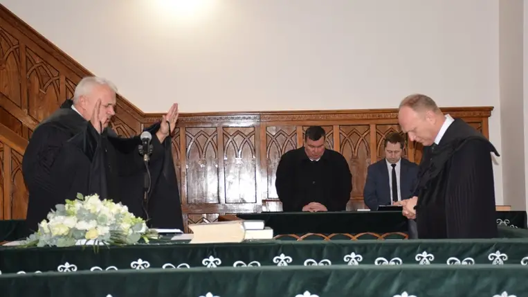 Az újonnan megválasztott esperes, illetve az egyházmegye tisztviselőinek fogadalomtétele.  (Fotó: Kovács Erzsébet)