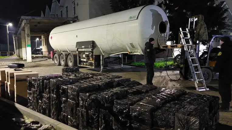 Több száz doboz cigarettát találtak egy tartályos kamionban Kárpátalján