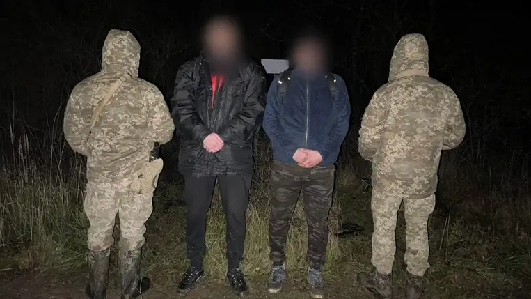 Újabb katonaköteles férfiak buktak le Asztély közelében