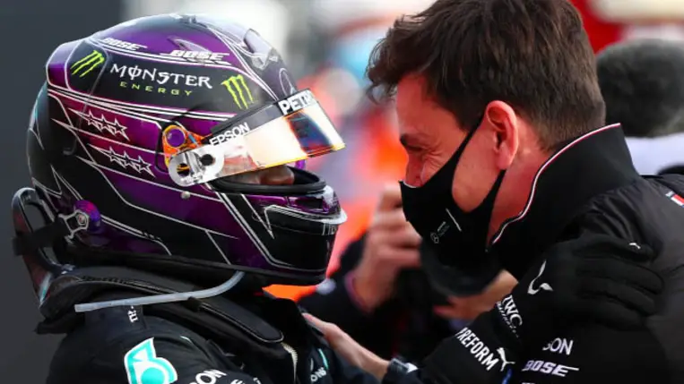 Hamilton főnöke nem fél attól, hogy a hétszeres világbajnokot kitilthatják az F1-ből