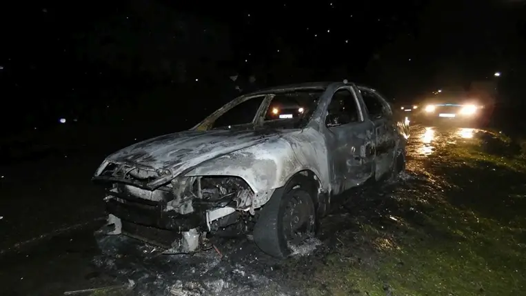 Bosszúból felgyújtotta haragosa gépkocsiját Litkén. (Fotó: Police.hu)