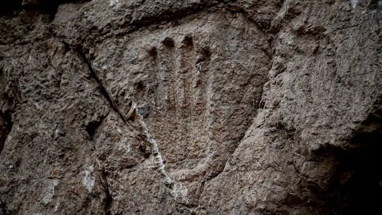 Kőbe vésett tenyérnyomot találtak a Jeruzsálem körüli várárok feltárásakor