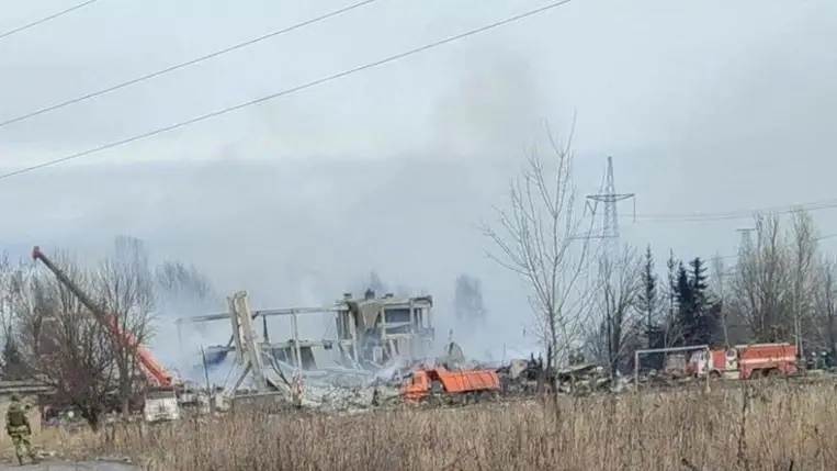 A 19. számú szakközépiskola épületének romjai.