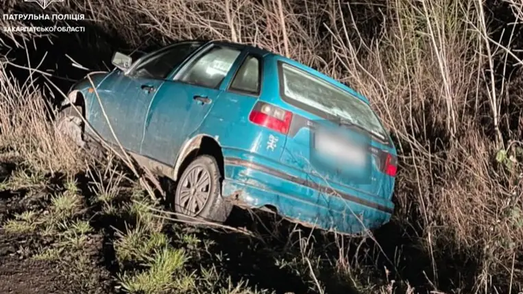 Kárpátalján árokba hajtott egy tökrészeg sofőr