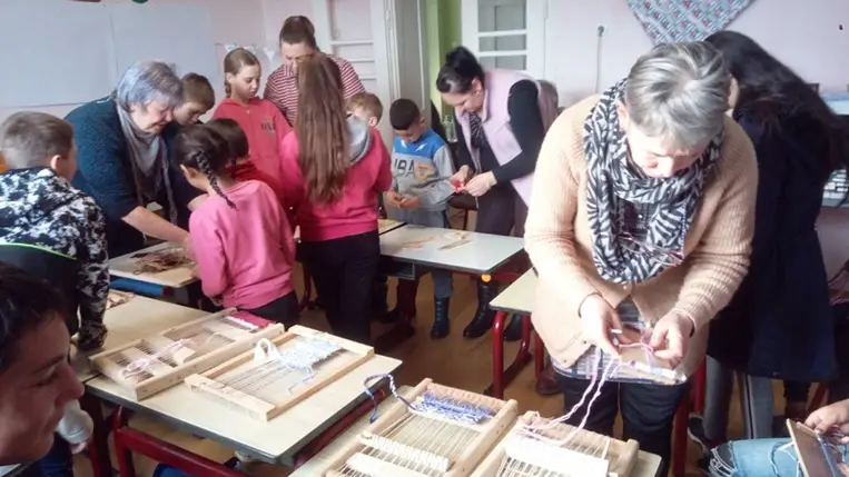 Kézműves foglalkozás a Glória Ifjúsági Központban - „Engedjétek hozzám jönni a gyermekeket…” 