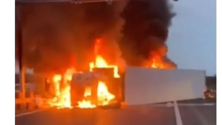 Videón az M3-ason oldalára borult lángoló kamion
