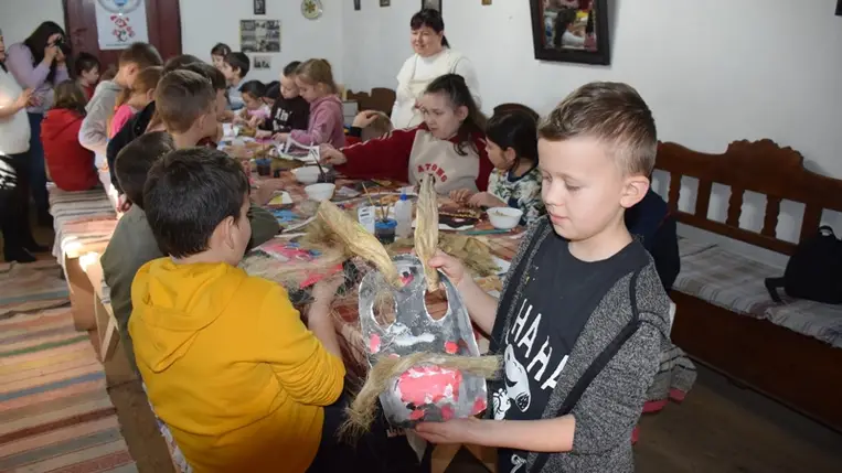 Maszkkészítés, alakoskodás – télűző mulatság a Nagyberegi Tájházban