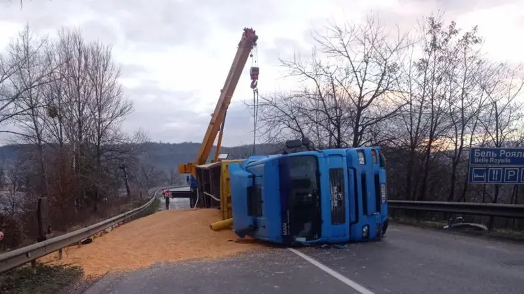 Felborult egy gabonaszállító teherautó a Kijev-Csap autóúton, az útszakaszt lezárták